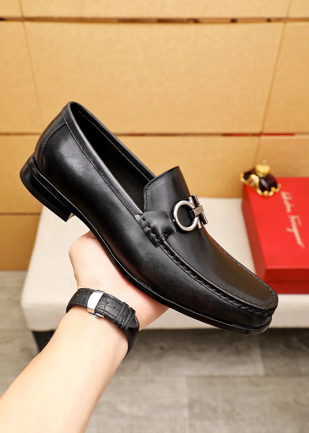 Men's shoes 💰460 💐 Product trademark: Ferragamo "Ferragamo" casual leather shoes Regular size: 38-44 (45.46🉑️customized) Product materials: Selected imported first-layer calfskin upper + luxury hardware buckle, imported water-dyed cowhide leather lining. Strong three-dimensional visual effect, original rubber outsole Color: 1⃣️color optional